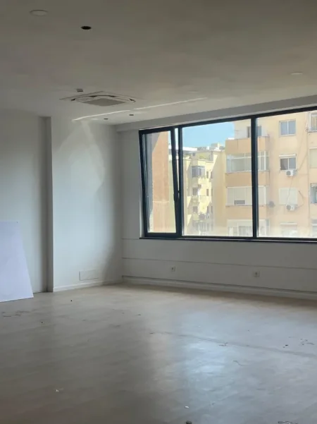 Tirane, jepet me qera zyre Kati 5, 140 m² 2.380 € (Kompleksi Delijorgji)