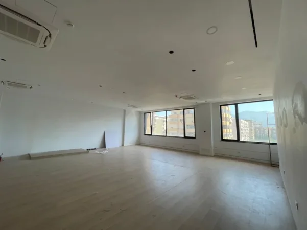 Tirane, jepet me qera zyre Kati 5, 140 m² 2.380 € (Kompleksi Delijorgji)