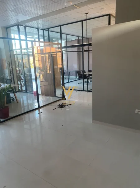 Tirane, jepet me qera zyre Kati 2, 250 m² 2.000 € (SAUK)