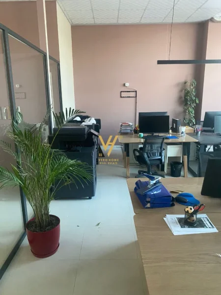 Tirane, jepet me qera zyre Kati 2, 250 m² 2.000 € (SAUK)