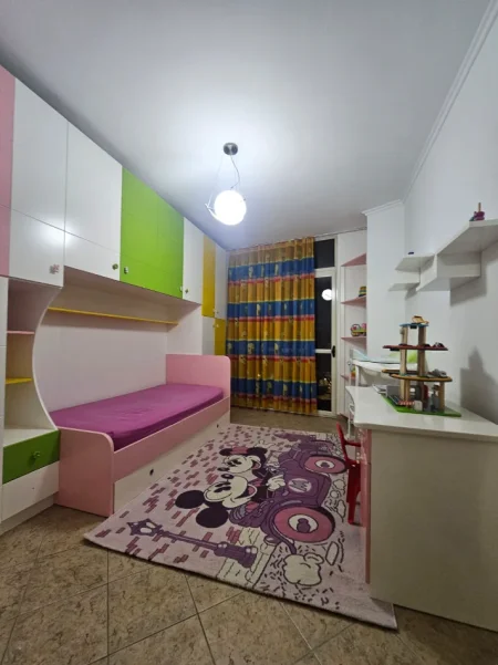 Tirane, jepet me qera apartament 2+1 Kati 5, 600 € (Rruga e Barrikadave)