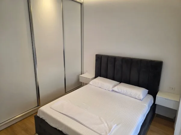 Tirane, jepet me qera apartament 1+1 Kati 3, 94 m² 1.000 € (Rruga e Kavajes)