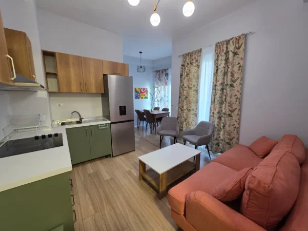 Tirane, jepet me qera apartament 1+1+Ballkon Kati 5, 50 m² 400 € (Ali Demi/Kompleksi Mangalem)