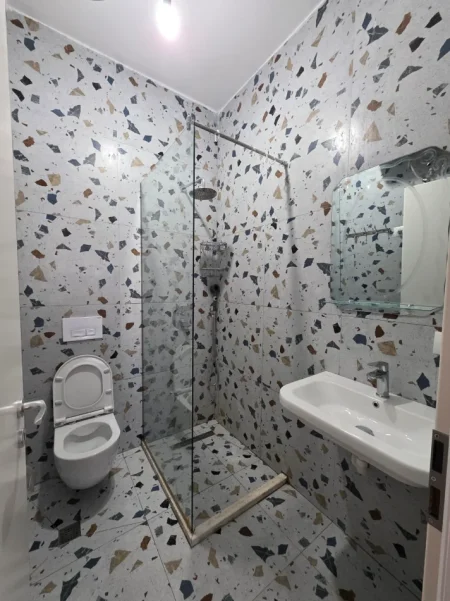 Tirane, jepet me qera apartament 1+1+Ballkon Kati 5, 50 m² 400 € (Ali Demi/Kompleksi Mangalem)