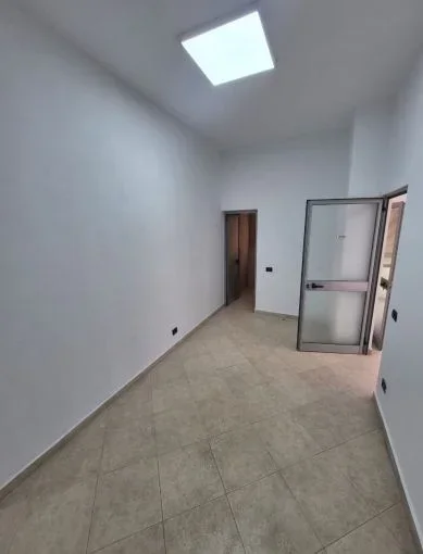 Tirane, jepet me qera ambjent biznesi Kati 1, 80 m² 960 € (rruga myslym shyri)