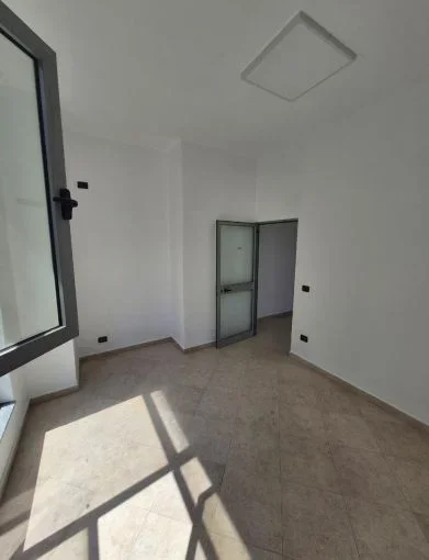Tirane, jepet me qera dyqan Kati 1, 80 m² 960 € (rruga myslym shyri)