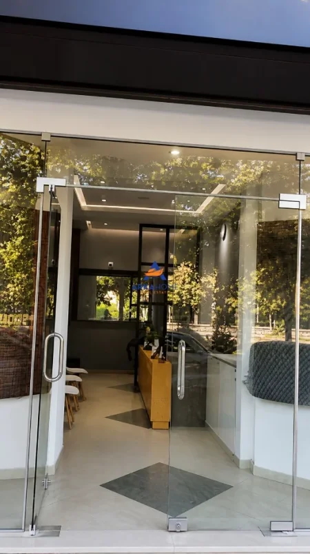 Tirane, jepet me qera ambjent biznesi Kati 0, 50 m² 1.000 € 