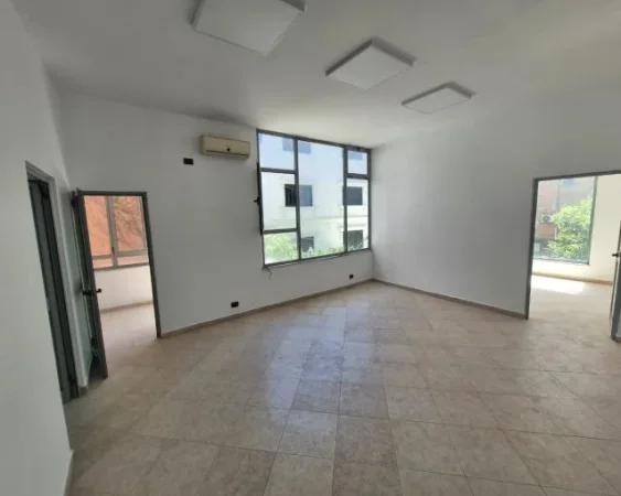 Tirane, jepet me qera zyre Kati 1, 80 m² 960 € (rruga myslym shyri)