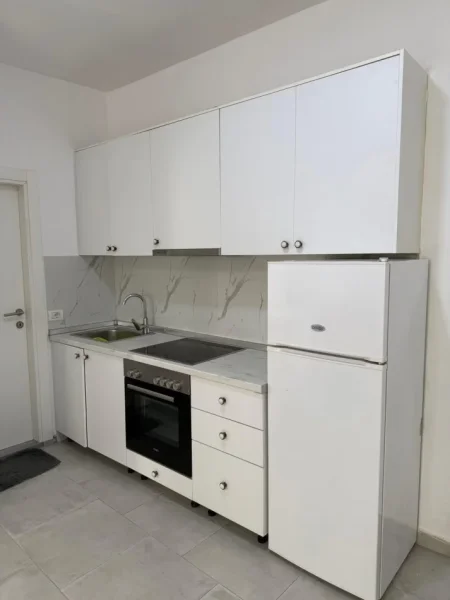 Tirane, jepet me qera apartament 1+1 Kati 3, 60 m² 400 € (Rruga 5 Maji)