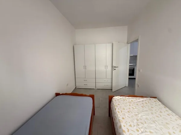 Tirane, jepet me qera apartament 1+1 Kati 3, 60 m² 400 € (Rruga 5 Maji)