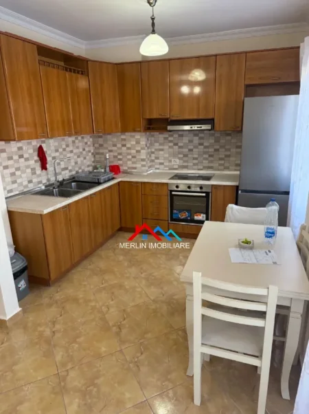 Tirane, jepet me qera apartament 1+1+Ballkon Kati 4, 70 m² 575 € (RRUGA E DIBRES)