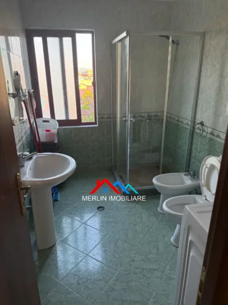 Tirane, jepet me qera apartament 1+1+Ballkon Kati 4, 70 m² 575 € (RRUGA E DIBRES)