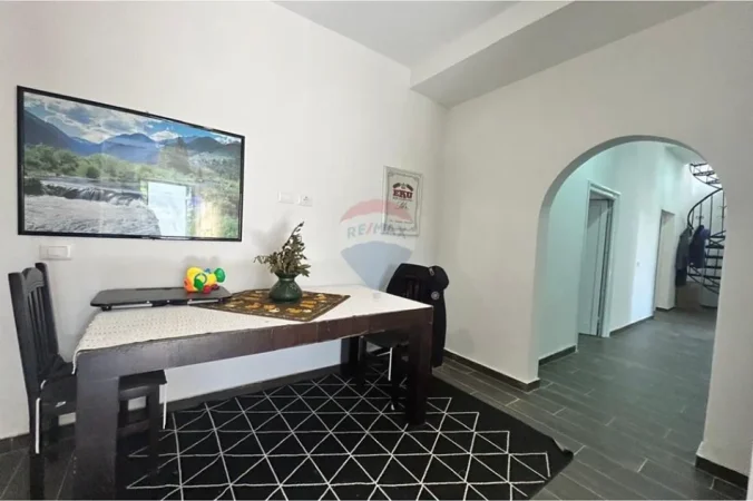 Vlore, jepet me qera shtepi 4+1 Kati 1, 255 m² 380 € (Babice e Madhe, Vlore)