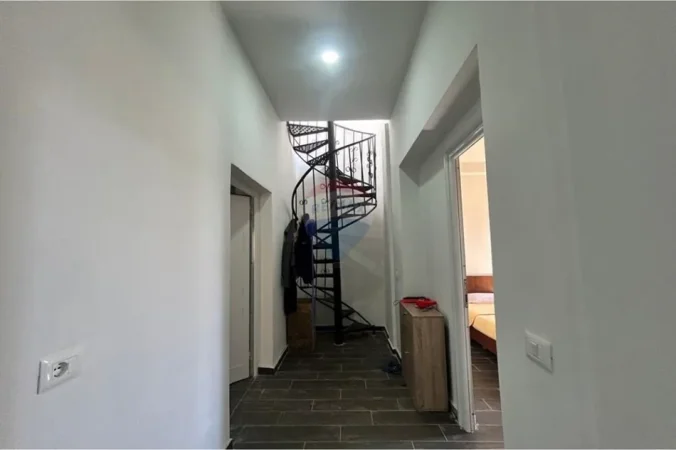 Vlore, jepet me qera shtepi 4+1 Kati 1, 255 m² 380 € (Babice e Madhe, Vlore)