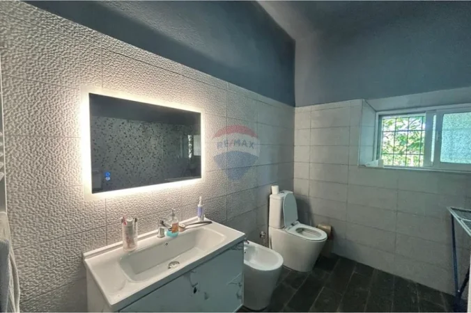 Vlore, jepet me qera shtepi 4+1 Kati 1, 255 m² 380 € (Babice e Madhe, Vlore)