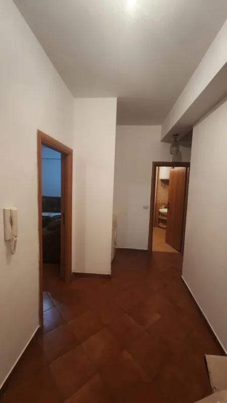 Tirane, jepet me qera apartament 2+1 Kati 1, 100 m² 500 € (Rruga Irfan Tomini)