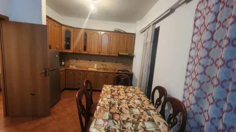 Tirane, jepet me qera apartament 2+1 Kati 1, 100 m² 500 € (Rruga Irfan Tomini)