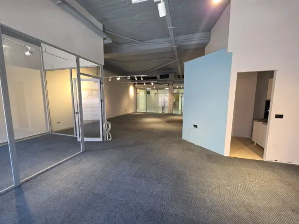 Tirane, jepet me qera ambjent biznesi Kati 1, 144 m² 1.800 € (Condor Center, Rruga e Kavajës)