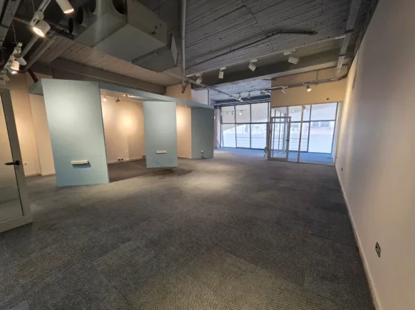 Tirane, jepet me qera ambjent biznesi Kati 1, 144 m² 1.800 € (Condor Center, Rruga e Kavajës)