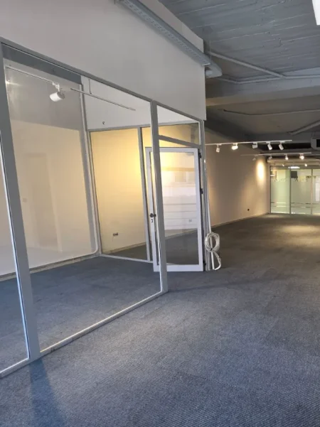Tirane, jepet me qera ambjent biznesi Kati 1, 144 m² 1.800 € (Condor Center, Rruga e Kavajës)