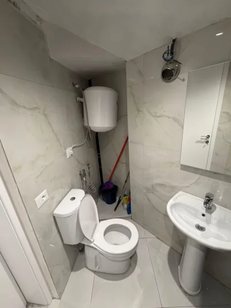Tirane, jepet me qera apartament 1+1 Kati 1, 65 m² 500 € (Rruga Nazmi Rushiti)