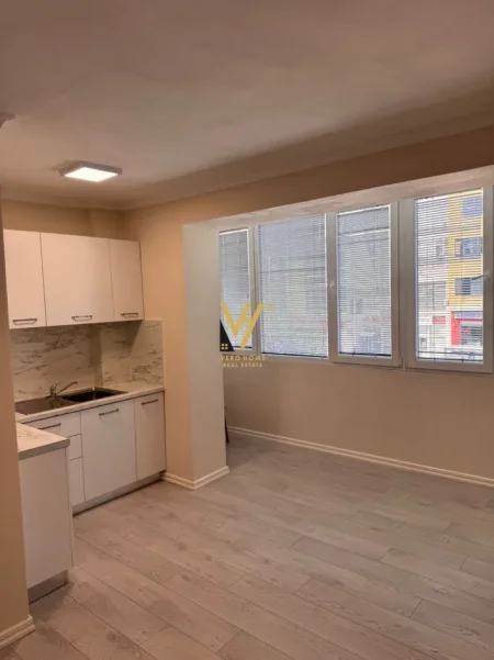 Tirane, jepet me qera zyre Kati 1, 70 m² 800 € (21 DHJETORI)