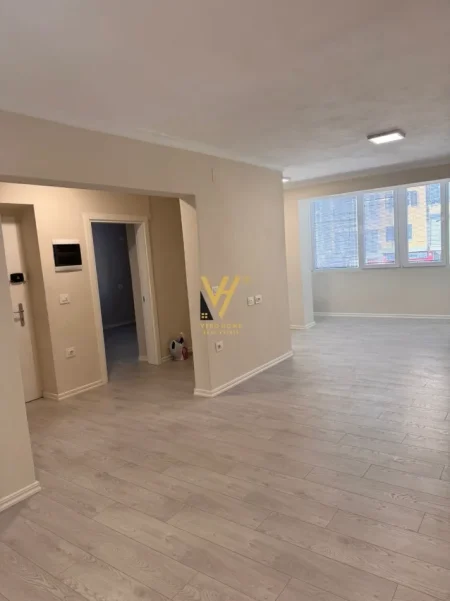 Tirane, jepet me qera zyre Kati 1, 70 m² 800 € (21 DHJETORI)