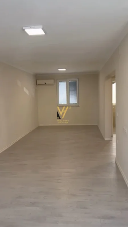 Tirane, jepet me qera zyre Kati 1, 70 m² 800 € (21 DHJETORI)
