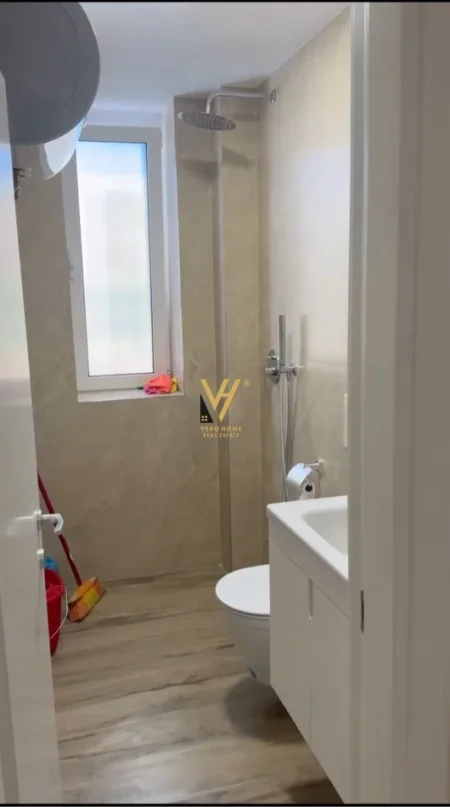 Tirane, jepet me qera zyre Kati 1, 70 m² 800 € (21 DHJETORI)