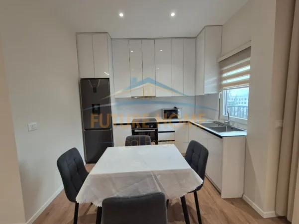 Tirane, jepet me qera apartament 1+1+Ballkon Kati 3, 75 m² 500 € (Ali Demi)