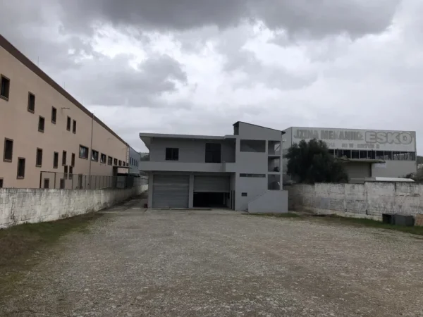 Tirane, jepet me qera zyre Kati 0, 1.680 m² 5.900 € (Vore)