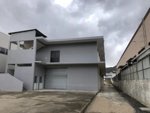 Tirane, jepet me qera zyre Kati 0, 1.680 m² 5.900 € (Vore)