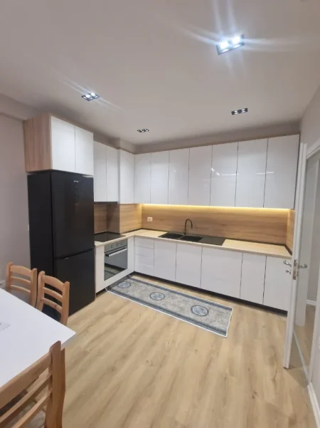Tirane, jepet me qera apartament 1+1 Kati 3, 70 m² 500 € (URBAN GATE)