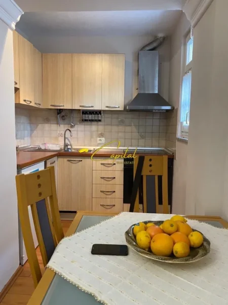 Tirane, jepet me qera apartament 1+1 Kati 1, 60 m² 500 € (ISH BLLOKU)