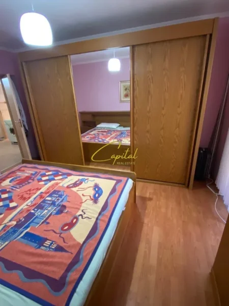 Tirane, jepet me qera apartament 1+1 Kati 1, 60 m² 500 € (ISH BLLOKU)