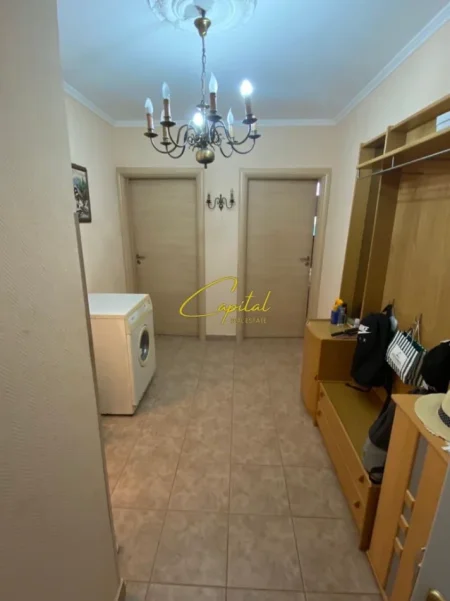 Tirane, jepet me qera apartament 1+1 Kati 1, 60 m² 500 € (ISH BLLOKU)