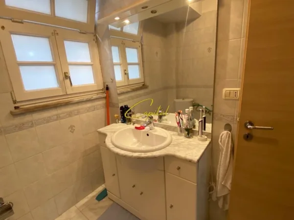 Tirane, jepet me qera apartament 1+1 Kati 1, 60 m² 500 € (ISH BLLOKU)