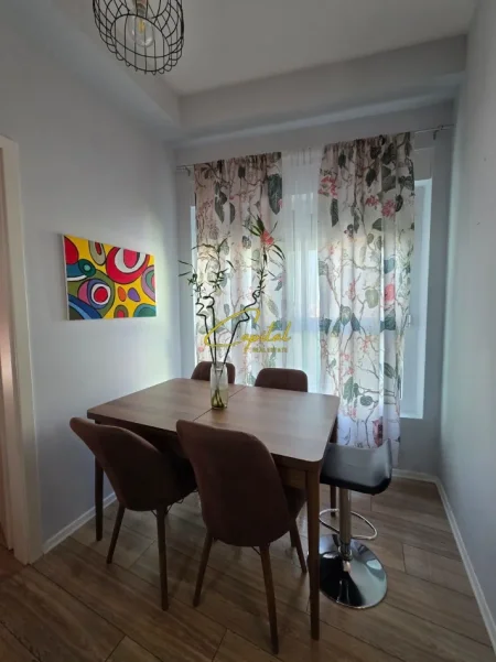Tirane, jepet me qera apartament 1+1 Kati 5, 50 m² 450 € (ALI DEMI)