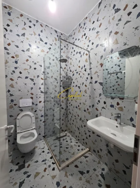 Tirane, jepet me qera apartament 1+1 Kati 5, 50 m² 450 € (ALI DEMI)