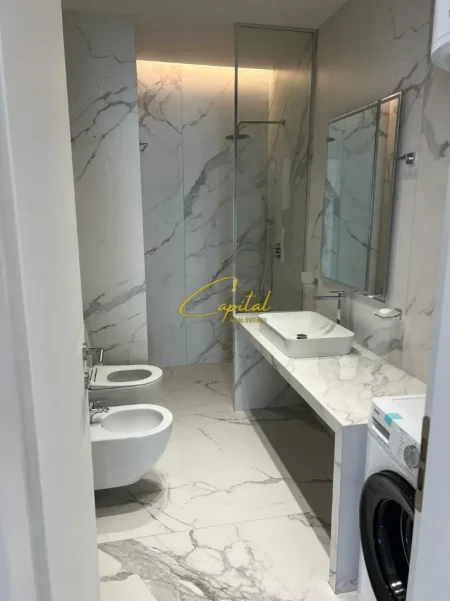 Tirane, jepet me qera apartament 1+1 Kati 8, 72 m² 650 € (ISH STACIONI TRENIT)