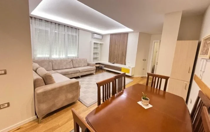 Tirane, jepet me qera Apartament 3+1, Kati 3, 100 m² ,Çmimi 850 € tek  PAZARI i Ri/Shkolla Kuqe/ Tirane.