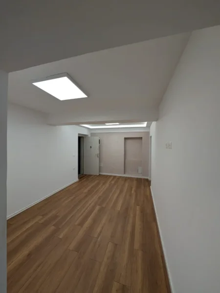 Tirane, jepet me qera zyre Kati 2, 57 m² 800 € (Bulevardi Zhan D'ark)