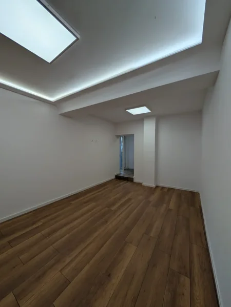 Tirane, jepet me qera zyre Kati 2, 57 m² 800 € (Bulevardi Zhan D'ark)