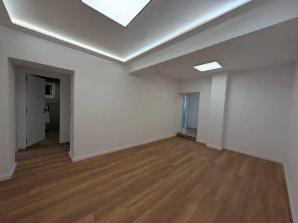 Tirane, jepet me qera zyre Kati 2, 57 m² 800 € (Bulevardi Zhan D'ark)