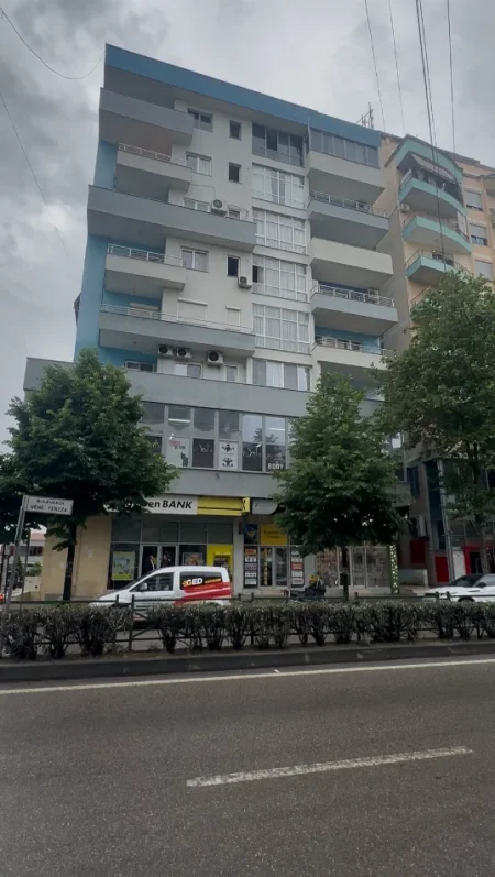 Tirane, shitet apartament 1+1+Ballkon Kati 4, 95 m² 82.000 € (Kamez, Bulevardi Nënë Tereza)