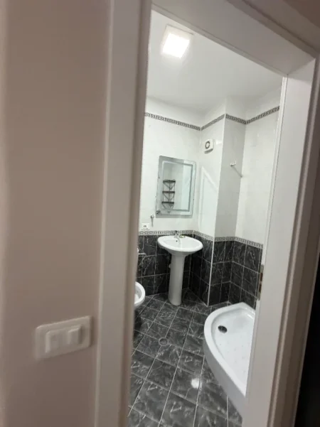 Tirane, jap me qera apartament 2+1+Ballkon Kati 3, 80 m² 600 € (Yzberisht)