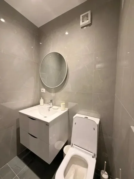 Tirane, jepet me qera zyre Kati 2, 130 m² 1.300 € (KOMPLEKSI HALILI)