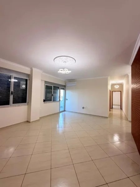 Tirane, jepet me qera zyre Kati 2, 130 m² 1.300 € (KOMPLEKSI HALILI)