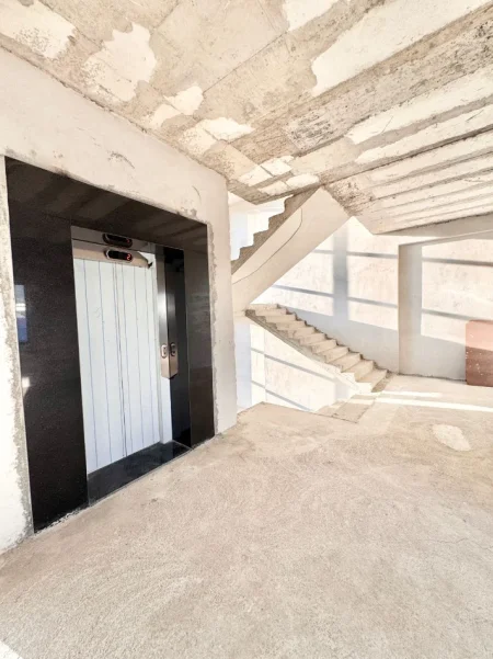 Tirane, jepet me qera ambjent biznesi , 3.000 m² (Rruga Xhanfize Keko)