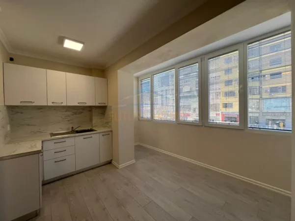Tirane, jepet me qera zyre Kati 1, 69 m² 800 € (21 Dhjetori)